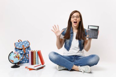 Genç heyecanlı kadın öğrenci holding hesaplama matematik oturma küre, sırt çantası, beyaz arka plan üzerinde izole okul kitapları yakınındaki öğrenme eller yayılan şok. Eğitimde Okul Üniversiteler