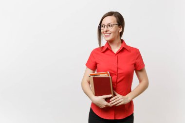 Kırmızı gömlek, etek ve gözlük bir kenara arıyorum Genç iş öğretmen kadın portresi, kitaplar elinde tutan beyaz arka plan üzerinde izole. Eğitim ve öğretim yılında lise üniversite kavramı