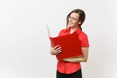 Kırmızı gömlek, beyaz arka plan üzerinde izole kağıt iş belgeleri ile klasör tutan Gözlük Genç başarılı iş öğretmen kadın portresi. Lise Üniversite kavram öğretim eğitim