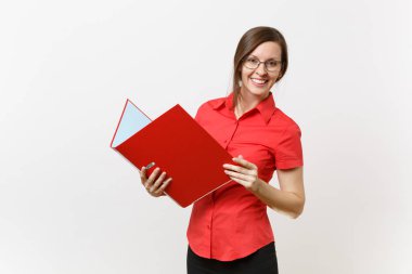 Kırmızı gömlek, beyaz arka plan üzerinde izole kağıt iş belgeleri ile klasör tutan Gözlük Genç başarılı iş öğretmen kadın portresi. Lise Üniversite kavram öğretim eğitim