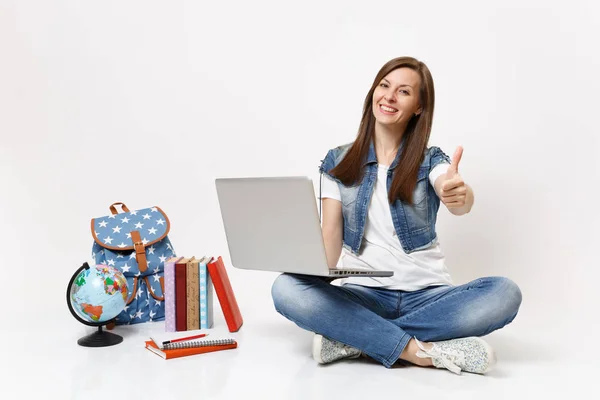 Jovem Mulher Sorridente Casual Estudante Segurando Computador Laptop Uso Mostrando — Fotografia de Stock