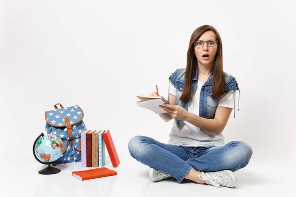 Giovane Scioccato Studente Donna Sconcertato Occhiali Scrivere Appunti Taccuino Seduto — Foto Stock