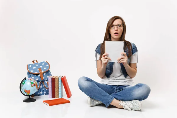 Retrato Jovem Chocado Estudante Mulher Assustada Óculos Segurando Lápis Caderno — Fotografia de Stock