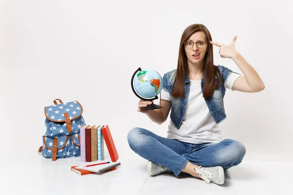 Giovane Studentessa Perplessa Che Tiene Globo Mano Nella Testa Come — Foto Stock