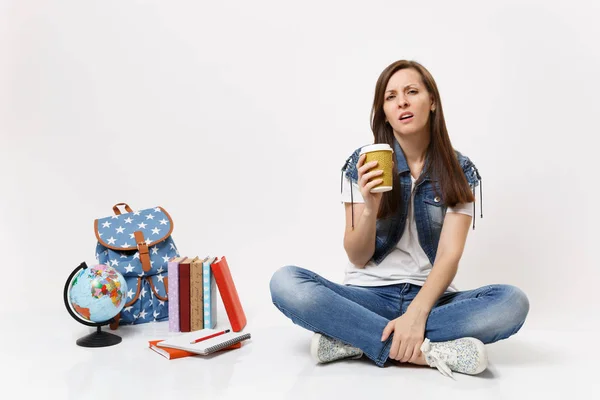 Giovane Stanca Studentessa Esausta Possesso Tazza Carta Con Caffè Seduto — Foto Stock