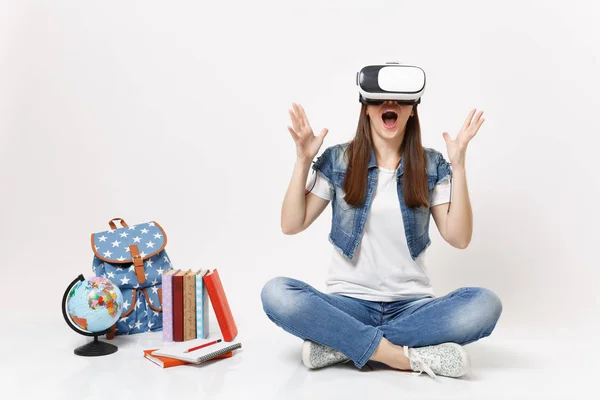 Joven Estudiante Emocionada Con Gafas Realidad Virtual Extendiendo Las Manos —  Fotos de Stock