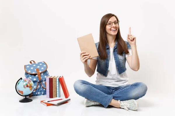 Jovem Estudante Bonita Roupas Jeans Segurando Livro Apontando Indicador Dedo — Fotografia de Stock