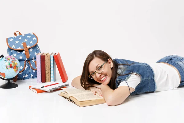 Jeune Jolie Étudiante Joyeuse Vêtements Denim Lunettes Lecture Livre Couché — Photo