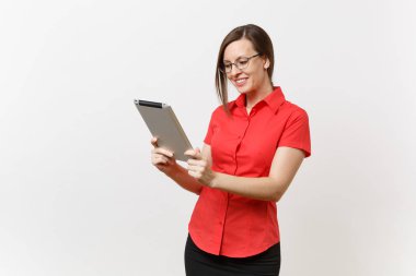 Güzel genç iş öğretmen kadın kullanıcısı,'kırmızı gömlek, beyaz arka plan üzerinde izole tablet pc bilgisayarda yazarak çalışma gözlük portresi. Lise Üniversite kavram öğretim eğitim