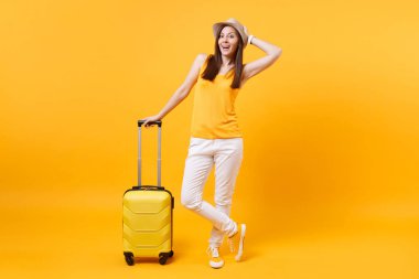 Seyahat etmek turist kadın yaz rahat kıyafetler, sarı turuncu arka plan üzerinde izole çanta şapka. Hafta sonu kaçış üzerinde seyahat için yurt kadın yolcu. Hava uçuş yolculuk kavramı