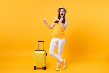 Seyahat etmek turist kadın yaz rahat kıyafetler, sarı turuncu arka plan üzerinde izole çanta şapka. Hafta sonu kaçış üzerinde seyahat için yurt kadın yolcu. Hava uçuş yolculuk kavramı