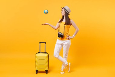 Seyahat etmek turist kadın yaz rahat kıyafetler, sarı turuncu arka plan üzerinde izole çanta şapka. Hafta sonu kaçış üzerinde seyahat için yurt kadın yolcu. Hava uçuş yolculuk kavramı