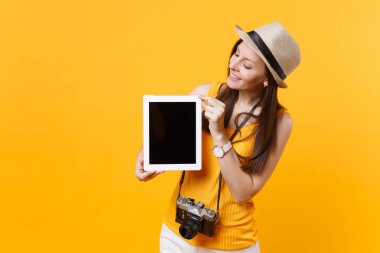 Boş siyah Boþ ekran sarı turuncu arka plan üzerinde izole ile tablet pc bilgisayar tutan seyahat etmek turist kadın. Hafta sonu kaçış üzerinde seyahat için yurt dişi. Hava uçuş yolculuk kavramı