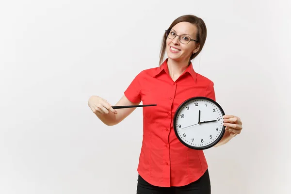 Jeune Enseignante Intelligente Lunettes Chemise Rouge Tenant Horloge Ronde Pointeur — Photo