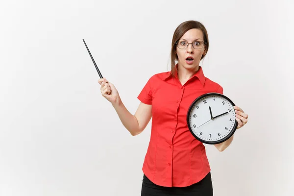 Joven Maestra Negocios Inteligente Mujer Gafas Camisa Roja Sosteniendo Reloj — Foto de Stock