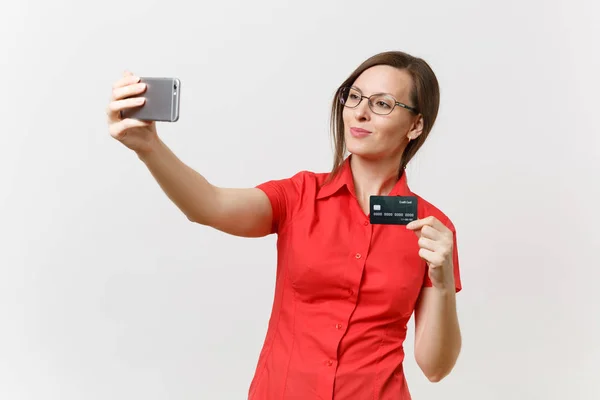 빨간색 Selfie 흥분된 비즈니스 카드를 배경에 전화에 고등학교 개념에서 — 스톡 사진