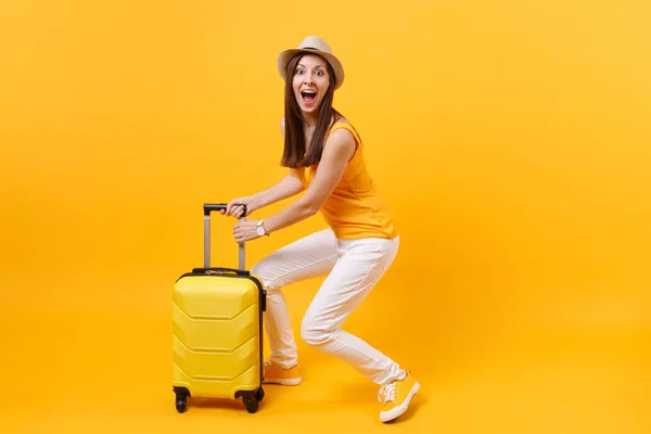 Viajante Mulher Turista Roupas Casuais Verão Chapéu Com Mala Isolada — Fotografia de Stock