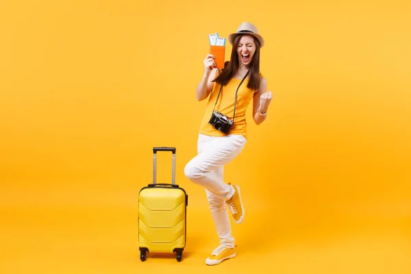 Podekscytowany Kobieta Szczęśliwy Turysta Letni Kapelusz Paszport Bilet Walizka Robi — Zdjęcie stockowe