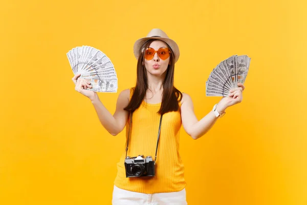 Femme Touristique Vêtements Décontractés Été Chapeau Tenant Paquet Beaucoup Dollars — Photo