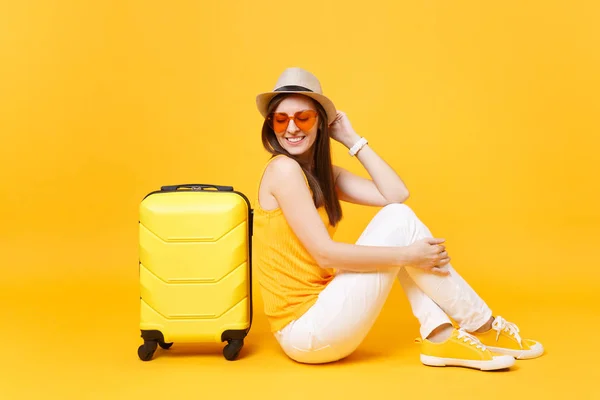 Voyageur Femme Touristique Vêtements Décontractés Été Chapeau Assis Avec Valise — Photo