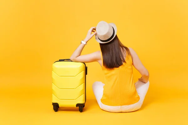 Viajante Mulher Turista Roupas Casuais Verão Chapéu Sentar Com Mala — Fotografia de Stock