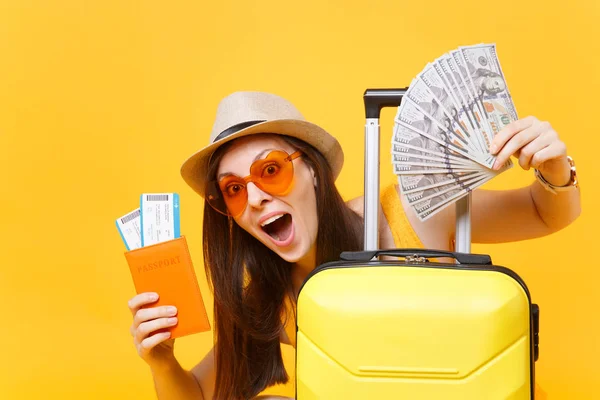 Feche Mulher Turista Roupa Casual Verão Chapéu Dinheiro Dinheiro Passaporte — Fotografia de Stock