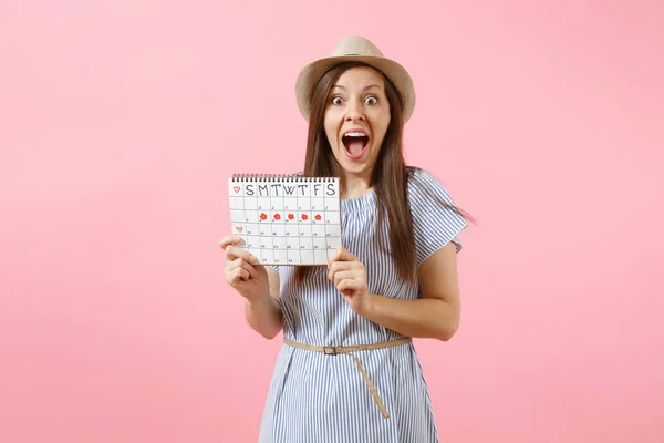 Porträtt Ung Kvinna Blå Klänning Hatt Hålla Perioder Kalender För — Stockfoto