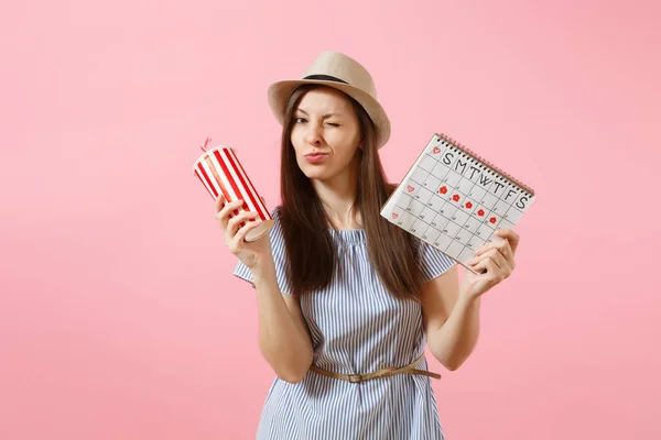 Retrato Mujer Feliz Vestido Azul Sosteniendo Taza Refresco Calendario Períodos — Foto de Stock