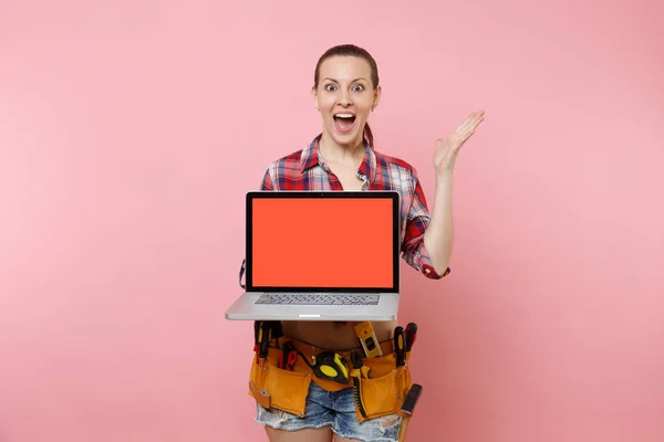 Kvinna Med Kit Verktyg Bälte Full Olika Instrument Hålla Laptop — Stockfoto