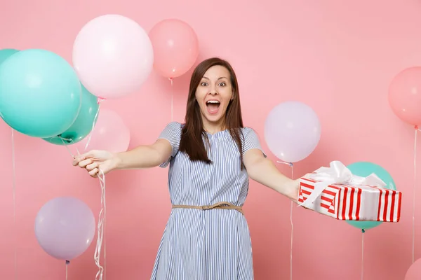 Retrato Jovem Feliz Animado Vestindo Vestido Azul Segurando Caixa Vermelha — Fotografia de Stock