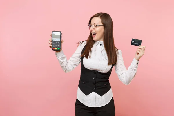 Junge Überraschte Geschäftsfrau Mit Einem Modernen Drahtlosen Bankzahlungsterminal Kreditkartenzahlungen Abzuwickeln — Stockfoto