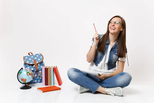 Jovem Feliz Rindo Estudante Mulher Óculos Apontando Lápis Para Cima — Fotografia de Stock