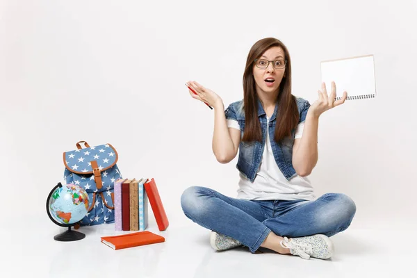 Giovane Studentessa Smarrita Occhiali Che Diffonde Mani Tenendo Matita Notebook — Foto Stock