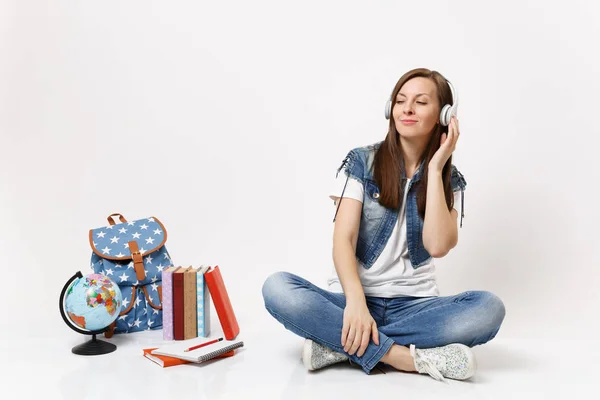 年轻的放松温柔的女学生与闭上眼睛的耳机听音乐坐在附近的地球仪 学校书籍孤立的白色背景 高中院校教育 — 图库照片