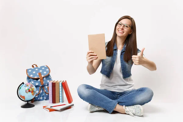 Jovem Estudante Mulher Alegre Casual Roupas Jeans Segurando Livro Mostrando — Fotografia de Stock