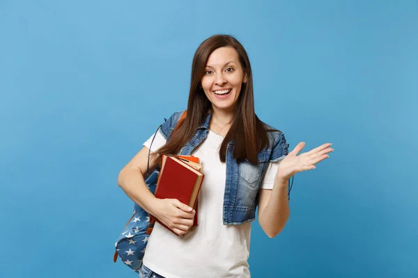 Porträtt Ung Förvånad Härlig Kvinna Student Med Ryggsäck Pekande Hand — Stockfoto