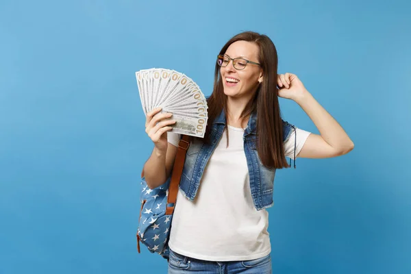 Joven Estudiante Risueño Relajado Gafas Con Mochila Manteniendo Mano Pelo —  Fotos de Stock