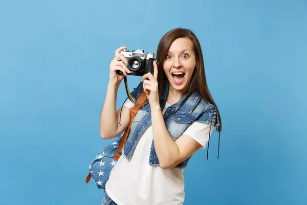 Joven Estudiante Emocionada Asombrada Camiseta Blanca Ropa Mezclilla Con Mochila — Foto de Stock