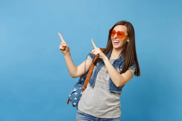 Junge Lachende Studentin Jeanskleidung Mit Rucksack Und Orangefarbener Herzbrille Die — Stockfoto