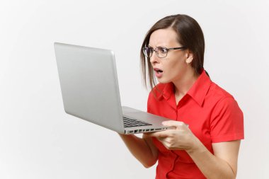 Güzel genç iş öğretmen kadın Kullanıcı kırmızı gömlekli gözlüklü beyaz arka plan üzerinde izole dizüstü pc bilgisayar yazarak çalışma portresi. Eğitim ve öğretim yılında lise üniversite kavramı