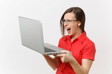 Güzel genç iş öğretmen kadın Kullanıcı kırmızı gömlekli gözlüklü beyaz arka plan üzerinde izole dizüstü pc bilgisayar yazarak çalışma portresi. Eğitim ve öğretim yılında lise üniversite kavramı