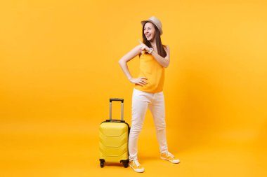Seyahat etmek turist kadın yaz rahat kıyafetler, sarı turuncu arka plan üzerinde izole çanta şapka. Hafta sonu kaçış üzerinde seyahat için yurt kadın yolcu. Hava uçuş yolculuk kavramı