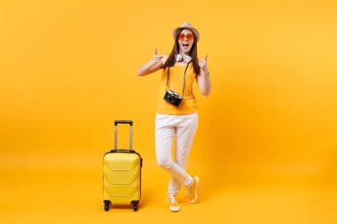 Seyahat etmek turist kadın yaz rahat kıyafetler, boynunda sarı turuncu arka plan üzerinde izole kulaklık ile şapka. Hafta sonu kaçış üzerinde seyahat için yurt dışında seyahat yolcu. Hava uçuş yolculuk kavramı