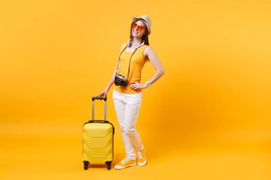 Seyahat etmek turist kadın yaz rahat kıyafetler, boynunda sarı turuncu arka plan üzerinde izole kulaklık ile şapka. Hafta sonu kaçış üzerinde seyahat için yurt dışında seyahat yolcu. Hava uçuş yolculuk kavramı