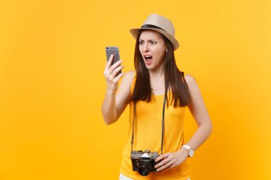 Arama arkadaş, rezervasyon taksi, sarı zemin üzerine izole Otel turist kadın cep telefonda konuşurken yaz şapkalı. Hafta sonu kaçış üzerinde seyahat için yurt dişi. Hava uçuş kavramı