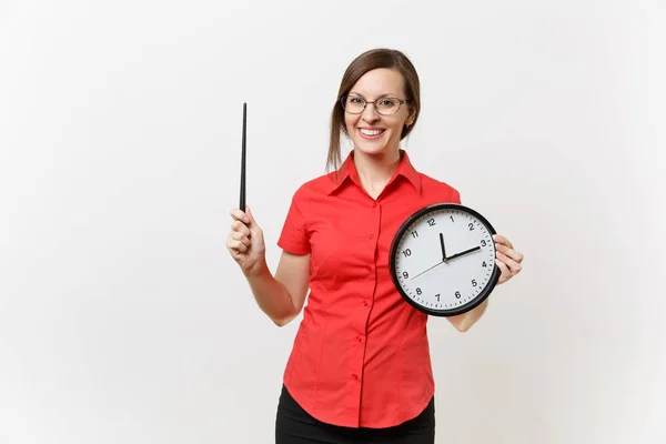 Jeune Enseignante Intelligente Lunettes Chemise Rouge Tenant Horloge Ronde Pointeur — Photo