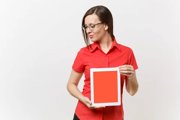 Retrato Mujer Maestra Negocios Camisa Roja Sostiene Computadora Tableta Con — Foto de Stock