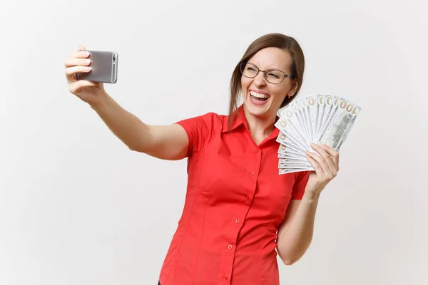 赤シャツが白い背景で隔離の現金ドルのバンドル多くの携帯電話で撮影撮影 Selfie をやって興奮してビジネス ウーマン 高校大学の概念を教える教育 — ストック写真