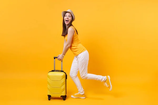 Viajante Mulher Turista Roupas Casuais Verão Chapéu Com Mala Isolada — Fotografia de Stock