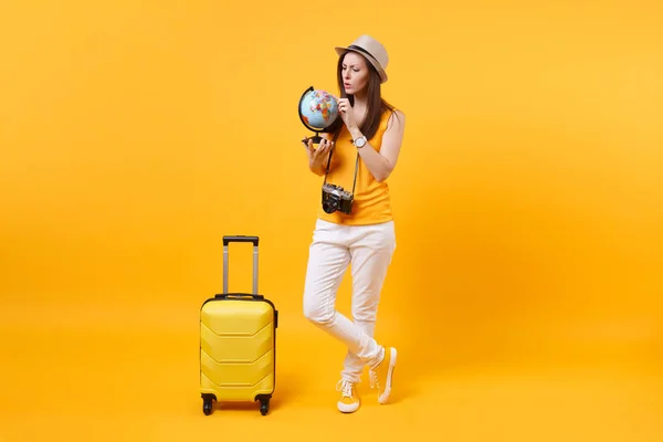 Viajante Mulher Turista Verão Roupas Casuais Chapéu Com Globo Mala — Fotografia de Stock